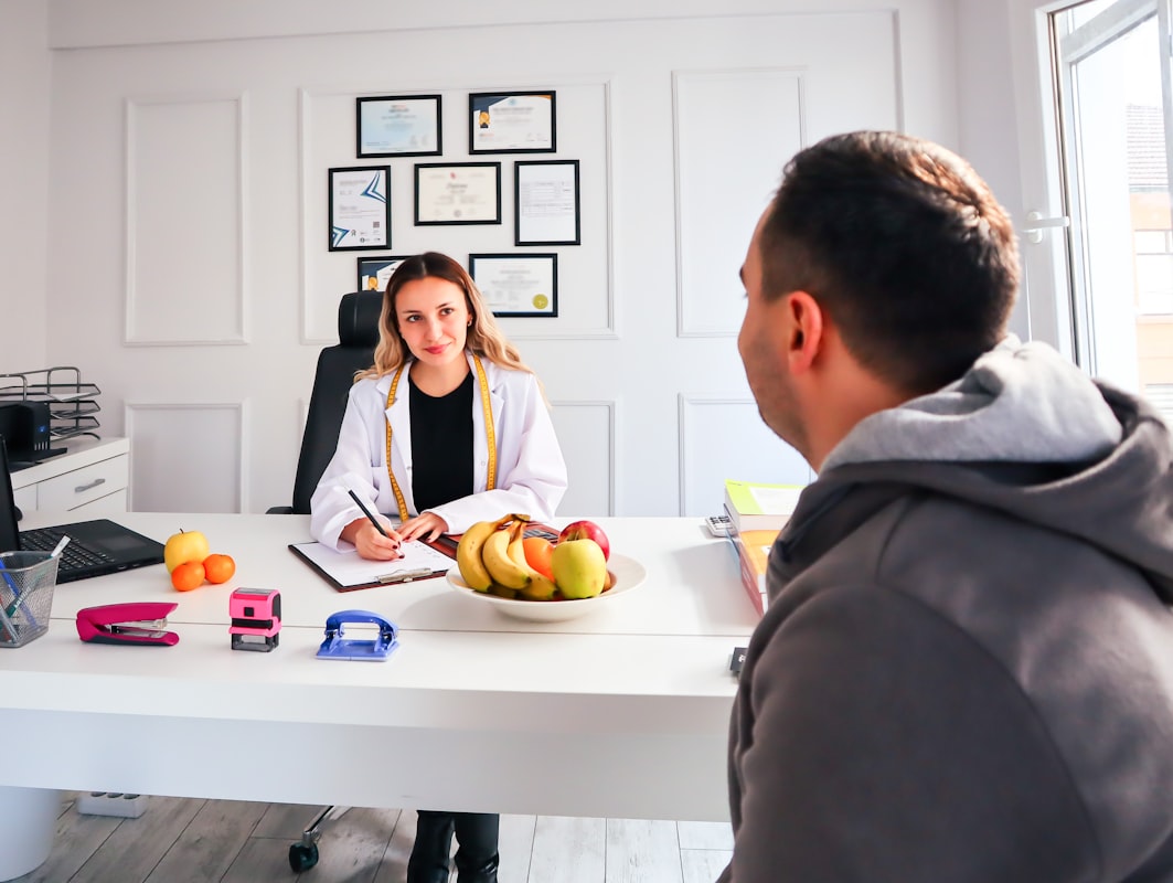 Nutrizionista che effettua una consulenza online personalizzata