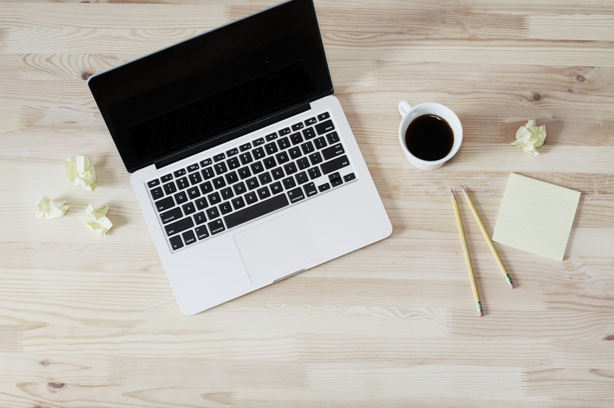 Persona che segue un percorso di consapevolezza nutrizionale durante una consulenza online